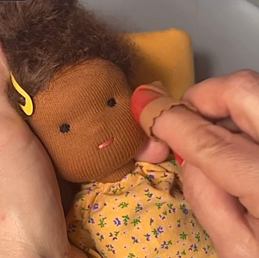 Pflege und Reparatur von Waldorfpuppen – 6 Tipps aus Werkstatt und Praxis